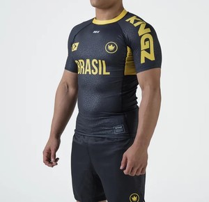 เสื้อแรชการ์ด 100% โพลีเอสเตอร์ UPF50+ ระบายอากาศได้ดี เป็นมิตรกับสิ่งแวดล้อม สำหรับเล่นเซิร์ฟและว่ายน้ำ ปี 2026 แบบสั่งทำพิเศษสำหรับผู้ชาย แขนสั้น สีพื้น - Product Image 2