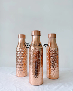 Bouteille en cuivre élégante pour des avantages d'hydratation naturelle avec une large polyvalence forte étanche écologique durable Tradebyd - Product Image 1