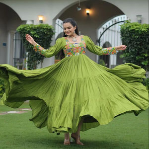 Alta demanda elegante Navratri especial totalmente estilo vestido de Color verde en tela de rayón con Kutchi Gamthi trabajo para mujeres indias - Product Image 1