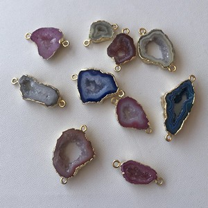 Connecteur de bijoux en laiton plaqué or avec agate druzy multicolore et multiforme pour la fabrication de bijoux - Product Image 1