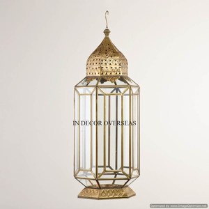 Look élégant en métal plaqué or et verre transparent fabriqué à partir de lanternes de bougeoirs décoratifs uniques pour le Ramadan et l'Aïd. - Product Image 1