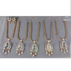 Ensemble de Kundan de mariée indienne personnalisable bijoux faits à la main avec diverses options de pierre et de couleur disponibles au meilleur prix - Product Image 2