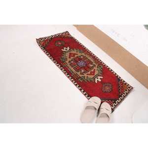 Alfombra Turca Pequeña de 1.5x3.3 pies (45x100 cm), Alfombra Vintage Roja con Diseño de Puntos - Product Image 1