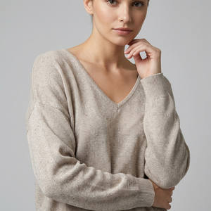 Maglione a V in maglia fine con paillettes e bordi a costine - Product Image 3
