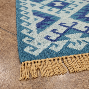 Alfombra Dhurrie Kilim Azul Tejida a Mano |   Alfombra Geométrica Tribal de Tejido Plano con Base de Yute, Ecológica y Apta para Mascotas, para Sala de Estar - Product Image 3