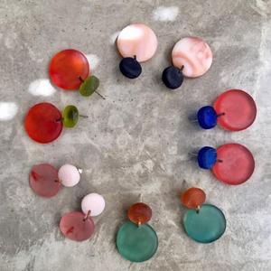 Boucles d'oreilles pendantes en résine superposées en gros, vert sarcelle, rose, effet marbre, bleu marine, géométriques, style bohème, au meilleur prix - Product Image 3