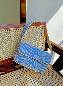 Bolso ligero con cuentas y correa cómoda. - Product Image 2