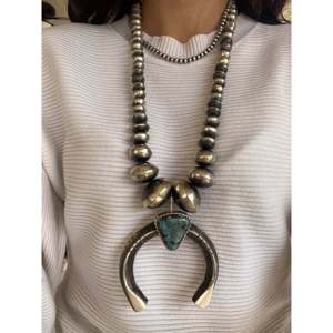 Collier Azelia Lewis Squash Blossom en turquoise et moissanite avec chaîne à maillons motif « Montagne Orageuse » en argent sterling - Product Image 2