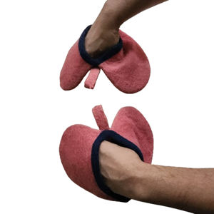 Mitaines en feutre écologiques faites à la main au Népal avec accessoires d'ustensiles de cuisine durables au design coeur - Product Image 1