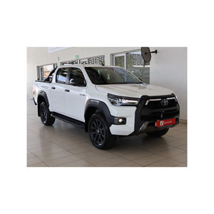 Toyota Hilux usado con transmisión automática, camiones usados con asientos interiores de cuero mejorados y un sistema de información y entretenimiento con pantalla táctil - Product Image 2