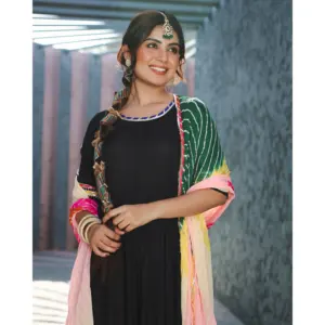 Ensemble de costume Punjabi Gotta Patti pour femme Emily en rayonne, couleurs contrastées, avec dupatta multicolore, parfait pour toutes les occasions - Product Image 2