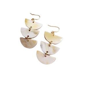 Pendientes de cuerno de búfalo de color natural para conjuntos de joyería de moda Pendientes de cuerno de búfalo pulido con opción de grabado personalizado - Product Image 1