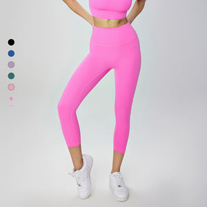 Mallas de yoga Capri de cintura alta 3/4 para mujer con logotipo personalizado, bolsillo trasero suave, sin costura delantera, hasta la rodilla, ajuste cómodo - Product Image 3