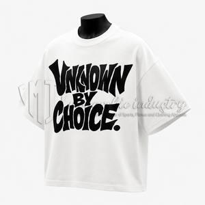 Camiseta blanca de manga corta para hombre con estampado de letras negras en el puño derecho, corte regular, estilo casual, tela de jersey 100% algodón - Product Image 3