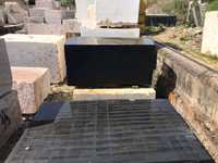 Blocs de granit noir absolu - Design contemporain, écologique et durable, 2700 kg/m, surface rugueuse pour usage en entrepôt