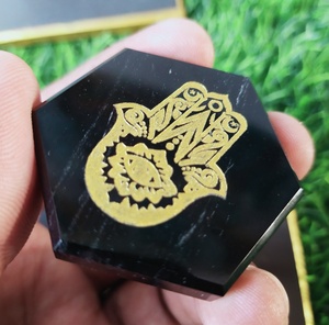 Pierre d'obsidienne noire hexagonale avec gravure Hamsa dorée, pièce d'art décorative religieuse - Product Image 3