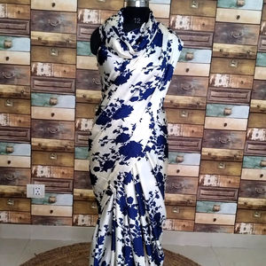 Saree en soie imprimé floral blanc et bleu élégant pour adultes Mode indienne traditionnelle Vêtements ethniques Style traditionnel sexy - Product Image 1