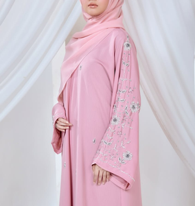 Abaya rose de Dubaï avec de superbes broderies à la main en perles, idéale pour l'Aïd 2026, le Ramadan et l'Omra - Product Image 1