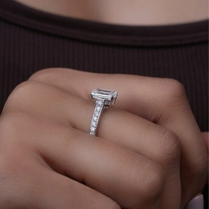 Anillo de Compromiso con Diamante Cultivado en Laboratorio, Corte Esmeralda Redondo, 2.39 CTW, Diamantes Certificados con Corte Esmeralda y Redondo, Regalo de Boda, Diseño Único - Product Image 1