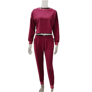 ชุดเซ็ต 2 ชิ้น สไตล์ใหม่ ทันสมัย สำหรับผู้หญิง เสื้อครอปท็อปสีพื้น & กางเกงจ็อกเกอร์ พร้อมเสื้อสเวตเชิ้ตคอกลม สำหรับฤดูหนาว - Product Image 5