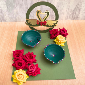 Platos Mehndi de diseñador de estilo indio con diseño de flor de rosa, borde exterior de trabajo y plato tradicional de cisne en la parte posterior para Decoración - Product Image 1