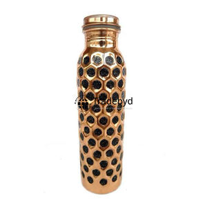 Bouteille en cuivre faite à la main avec un design de luxe conçu pour les routines d'hydratation conscientes et la vie écologique Tradebyd - Product Image 3