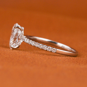 Dazzling Perfection Glamour Custom Oval Cut Lab Grown Diamond Anillo de compromiso con anillo de regalo de aniversario de oro de platino - Product Image 2