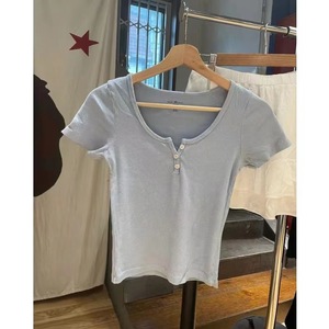 Oem logo personnalisé design nouveau américain rose Zelly Top hot girl fil mince t-shirt d'été à manches courtes avec trois boutons - Product Image 3