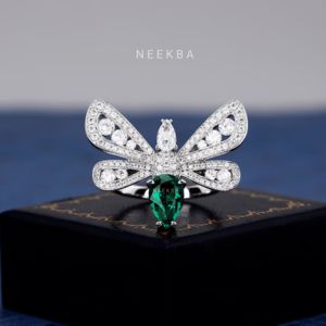 Bague en forme de papillon en or blanc massif 10 carats en forme de poire Bague en émeraude cultivée en laboratoire Bague de cocktail en or Design unique Cadeau d'anniversaire - Product Image 1