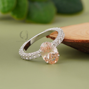 Anillo de compromiso con halo de diamantes cultivados en laboratorio de 2.04 ct, color rosa intenso, corte ovalado, banda pavé brillante, joyería única para aniversario. - Product Image 4