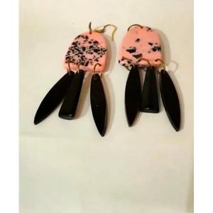 Boucles d'oreilles de mode en résine unique pour femmes de meilleure qualité Utilisation quotidienne et bijoux d'événement pour les filles par Falak World Export - Product Image 1