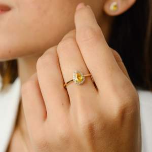 El anillo de compromiso de oro amarillo sólido de 18 quilates más vendido hecho a mano con forma de pera de diamante de zafiro amarillo Natural para fiestas de bodas - Product Image 4
