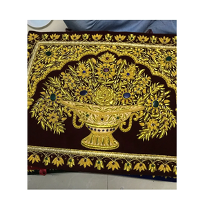 Alfombra Zari hecha a mano de estilo real moderno con intrincado diseño tradicional y piedras semipreciosas para una decoración opulenta del hogar - Product Image 1