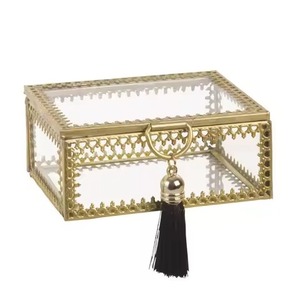 Boîte à bijoux en métal écologique avec un design moderne et des accents luxueux, personnalisable pour ranger les bagues, les bracelets, les boucles d'oreilles - Product Image 1