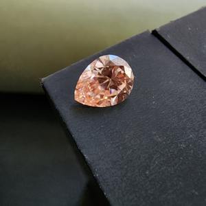 Elegante Anillo de Compromiso con Diamante Cultivado en Laboratorio de 1.72CT, Corte Pera, Color Rosa Fantasía, Certificado IGI - Product Image 3