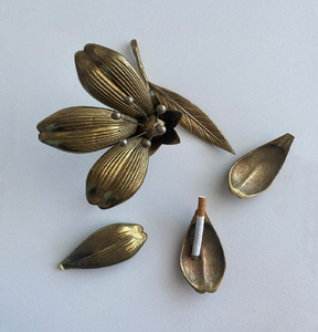 Elaborado con un toque marítimo, Este cenicero de latón macizo cuenta con elegantes grabados de ancla, que ofrecen un guiño a las tradiciones náuticas - Product Image 6