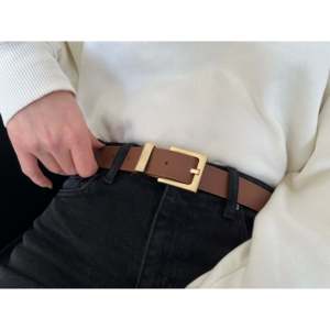 Cinturón de Cuero Vacuno para Mujer con Hebilla Cuadrada y Diseño de Puente - Product Image 1
