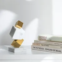 Torre Marble and Gold Objet est un objet décoratif composé de formes géométriques empilées Sculpture polie moderne La base