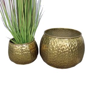 Vase à fleurs en métal de style moderne finition or et argent brillant avec design martelé pour décoration et affichage de mariage élégants - Product Image 5