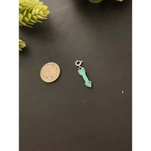 Breloques flèches artisanales de style religieux Navajo en turquoise Mohave et argent sterling avec sertissage clos en or rose à motif numérique - Product Image 3