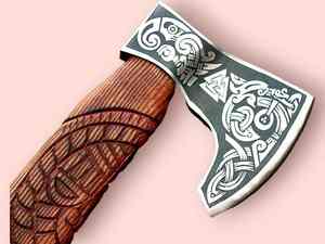 Hacha Tomahawk Artesanal de Acero con Alto Contenido de Carbono, Mango de Madera de Palisandro, Funda de Cuero, Personalizable, 1.5 kg, Multiusos para Camping - Product Image 2