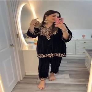 Conjunto de 2 piezas de terciopelo para invierno con top bordado con lentejuelas y pantalones plazo, conjunto de terciopelo premium para mujer, ropa informal para fiestas - Product Image 2