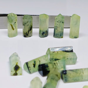 ผสมจํานวนมาก 100% ธรรมชาติ Prehnite ดินสอเหลี่ยมเหลี่ยมเพชรพลอยรูปร่างหลวมรูปลักษณ์ที่สวยงามและรูปร่างอัญมณีอินเทรนด์สําหรับการทําเครื่องประดับว้าว - Product Image 2