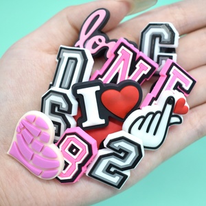 Pulseras de PVC suave, bolsos, zuecos para <span class=keywords><strong>teléfono</strong></span>, accesorios, dijes de decoración, venta al por mayor, dijes para zuecos, dijes de zapatos con letras rosas - Product Image 3