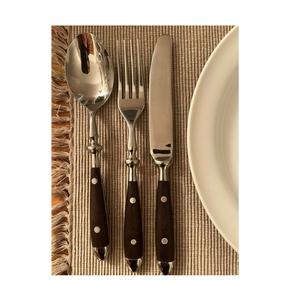 Elegante y moderno juego de cubiertos de acero inoxidable con mangos de madera perfectos para mesas contemporáneas y eventos formales - Product Image 3