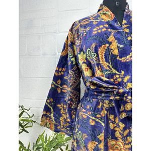 เสื้อคลุมกำมะหยี่หรูหราสำหรับทุกเพศ แบบกิโมโน กลับด้านได้ ซับในผ้าไหมนุ่ม ของขวัญฤดูใบไม้ร่วง ดีไซน์หรูหรา ลายอิคัท สีเขียวมาลิบู สีฟ้าอมเขียว - Product Image 4