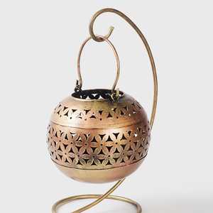 โคมไฟเชิงเทียนโลหะแบบแฮนด์เมดโคมไฟโบราณของตกแต่งบ้านแนววินเทจขนาดเล็กผลิตจากผู้ผลิตอินเดีย - Product Image 4