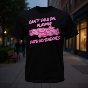 Camiseta Dress To Impress Negra de Algodón Unisex Promocional con Diseño Gráfico Rosa - Product Image 3