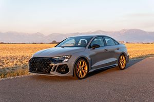Audi RS3 2024, Bajo Kilometraje, Caja de Cambios Automática, Dirección Suave, Gasolina/Eléctrico - Product Image 3