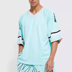 T-shirt pour homme vert menthe à col en V et manches courtes avec poignets rayés et logo sur la manche droite, style streetwear, coupe ample - Product Image 1